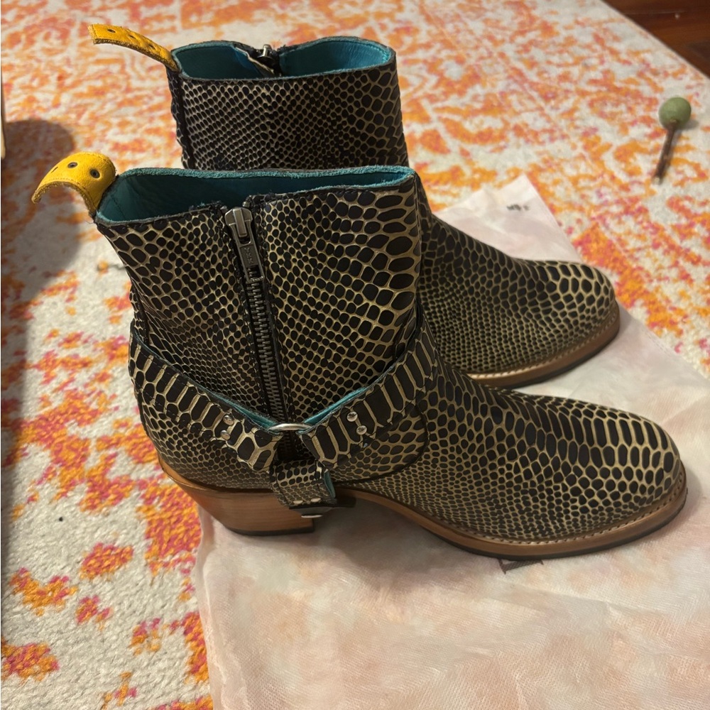 Chic Black and Tan Ankle Boots men or women’s Boot. - Picture 2 of 9
